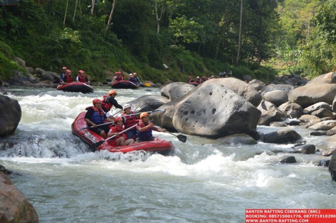 Jawapos Grup Jakarta arung jeram di Banten Rafting Ciberang