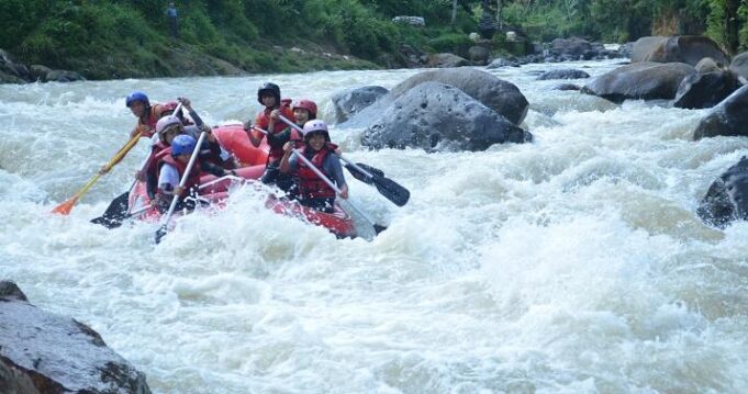 Rafting Sungai Ciberang, Ada Jeram Ekstrem Menyerupai Air Terjun Rafting Sungai Ciberang, Ada Jeram Ekstrem Menyerupai Air Terjun