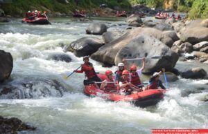 Arung jeram di sungai Ciberang Lebak Banten Jawapos Grup Jakarta arung jeram di Banten Rafting Ciberang