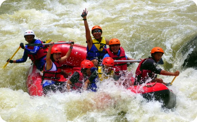 Tetep Senyum Paling Manis Meskipun Terjerembab Jeram Ratu ATUT di Sungai Ciberang