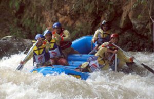 Bermain Arung Jeram di Sungai Ciberang Bermain Arung Jeram di Sungai Ciberang