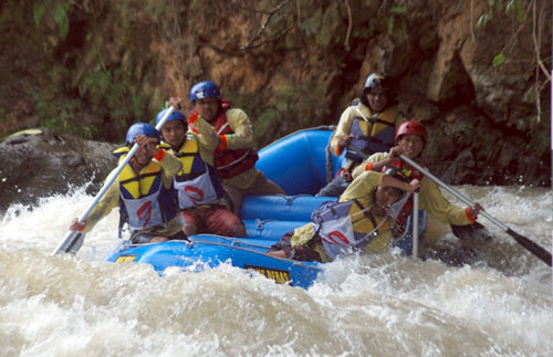 Bermain Arung Jeram di Sungai Ciberang Bermain Arung Jeram di Sungai Ciberang