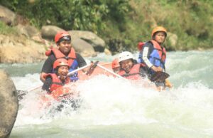 Arung Jeram Sungai Ciberang Keluarga Besar KIA Picanto Chapter Serang rafting di BRC