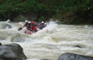 Menguji Nyali Di Ciberang Menguji Nyali Di Ciberang